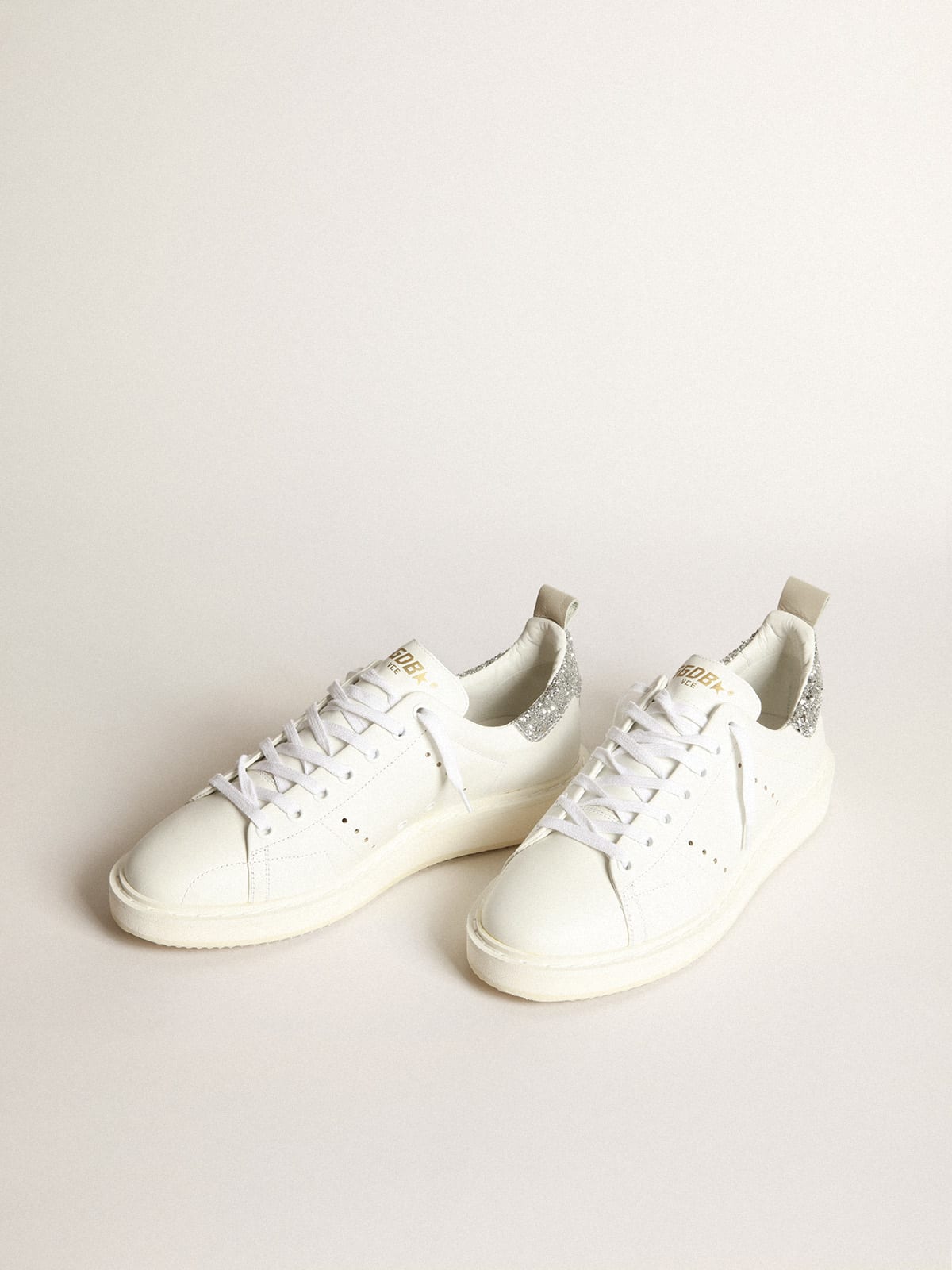 Köp Golden Goose Starter sneakers in white leather with silver glitter ...